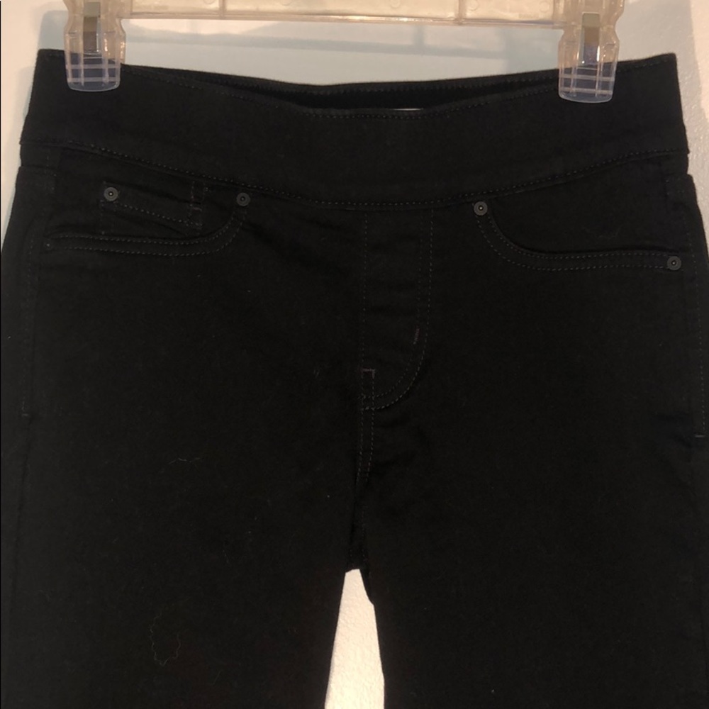 Signature Levi pull-on skinny black pants size 2